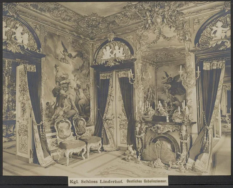 La Sala del Gobelino Oriental en una fotografía antigua, con sus paredes cubiertas de paneles tejidos