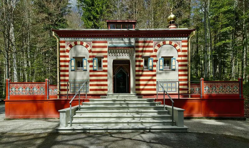 Das Marokkanische Haus, rot-weiß gestreift, oben an einer Treppenanlage