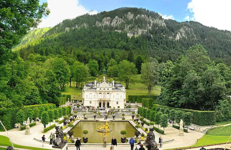 El parterre frente al palacio, con sus macizos recortados en el césped en formas geométricas