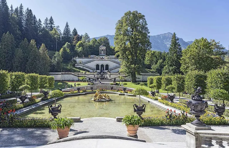 Die terrassierten Gärten, die hangaufwärts hinter dem Schloss in gestuften Stufen ansteigen